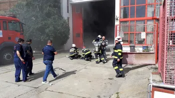 O hidrocentrală de pe Valea Oltului a luat foc. Pompierii militari au ajuns la fața locului