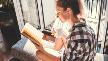 Românii nu citesc, bibliotecile se închid, e dezastru în educație: ce indică datele