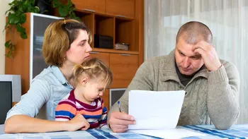 Românii plecați la muncă-n străinătate riscă să vină acasă mai săraci: țara bogată care e cu un picior în groapă