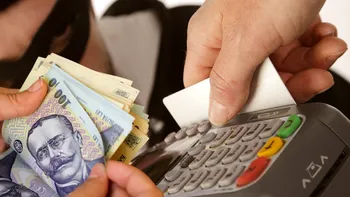 Dispar banii românilor de pe card, instant: neatenția de la bancomat care te poate costa scump