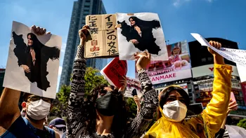 Forțele iraniene arestează copii din școli. Cel puțin 185 de oameni au murit în protestele de după uciderea tinerei Masha Amini