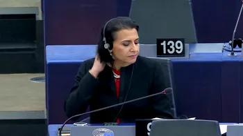 Gestul șocant făcut de un eurodeputat suedez, în timpul unui discurs. „Liderii mondiali bătrâni și obosiți” nu iau atitudine