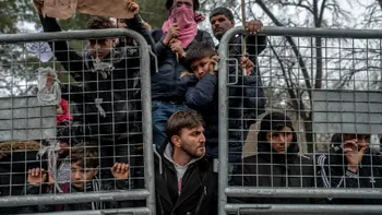 Nou scandal între Turcia și Grecia. Mai mulți refugiaţi au fost găsiţi complet dezbrăcaţi la granița dintre cele două țări