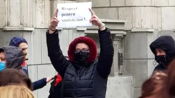 Proteste în fața sediilor PNL și PSD. Angajații Institutului Național de Statistică ies în stradă
