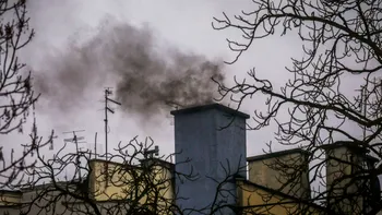 Țara din Europa unde oamenii ard gunoaie ca să se încălzească. Soluția guvernului: măști de protecție