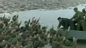 VIDEO Imagini halucinante în Coreea de Nord. Militarii plâng în timp ce încearcă disperați să îl atingă pe Kim Jong-un