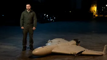 Zelenski critică Rusia, stând lângă o dronă kamikaze doborâtă de armata sa: „Nazismul apare într-o formă nouă, dar cu același scop”