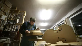 Povestea micului atelier de viori din Transilvania care a ajuns celebru în întreaga lume