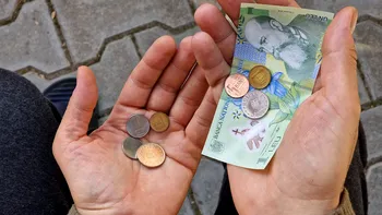 Când intră banii pe card pentru pensii și alocații: anunțul vine direct de la Ministerul Muncii