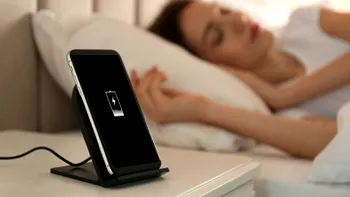 Cât te costă, de fapt, să-ți încarci telefonul noaptea: testele care demontează un mit