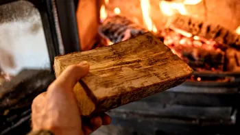 Dispozitivul care creşte temperatura în casă dacă ai sobă. Consumi mai puţine lemne aşa