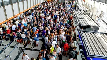 Haosul din aeroporturi continuă: cât ai de așteptat și ce șanse sunt să ți se anuleze zborul, nu-ți va plăcea deloc