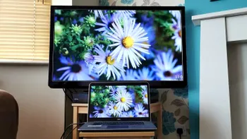 Cum conectezi un laptop la un televizor: câteva metode simple