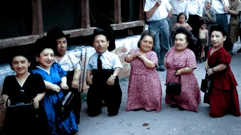 Trista poveste a familiei speciale de oameni mici, din Transilvania, salvată de „bunăvoința” „Îngerului Morții”