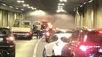 Decizia autorităților după ce o mașină a luat foc în Pasajul Unirii. Până când este închisă circulația
