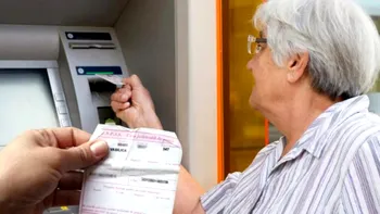 Toți pensionarii cu pensia pe card trebuie să știe: capcana pentru acestia și nu numai, asa pierzi bani daca nu ești atent