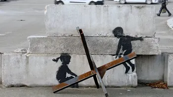 Celebrul artist Banksy şi-a dus arta stradală de un mare impact printre ruinele Ucrainei. Cum îl ironizează pe Putin