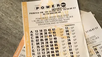 Biletul câștigător la loto de 2 miliarde a mai făcut un fericit. A primit cecul direct de la organizatori