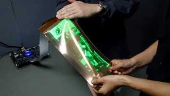 Primul display extensibil vine de la LG: cum poate fi întins ecranul flexibil