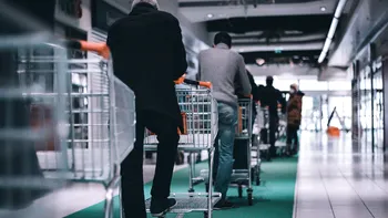 Momentul în care mai mulți oameni se bat pe mâncare în magazine. Imagini dezolante, în plină criză a prețurilor în Marea Britanie