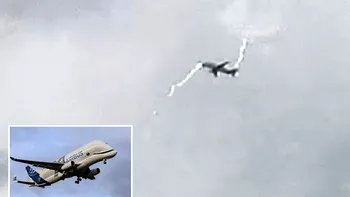 Momentul în care o aeronavă Beluga XL5 a fost lovită de un fulger, în zbor. O explozie a fost văzută pe cer