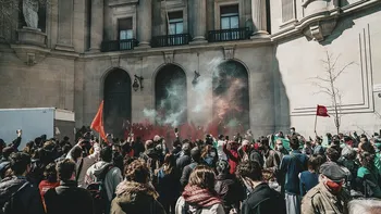 Foto + Video Protest uriaș în Capitală, pe termen nelimitat. Peste 1000 de oameni ies în stradă, reacția lui Raed Arafat