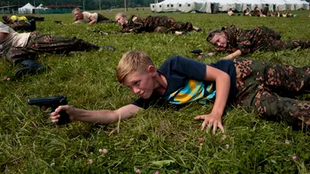 Rusia introduce un curs de pregătire militară de bază în licee. Adolescenții vor învăța cum să manevreze arme