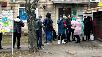 Situația din Kiev, critică. Oamenii fac coadă la cișmele publice pentru a lua apă. 80% dintre consumatori au rămas fără apă curentă