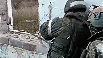 Imagini virale cu „tehnica militară” a armatei ruse. Soldații folosesc bețe și oglinzi, în timp ce Vladimir Putin amenință cu arme nucleare