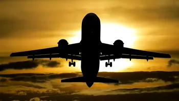 VIDEO Avion prăbușit peste liniile electrice. Aeronava a rămas prinsă în cabluri, la 30 de m înălțime. Impactul a provocat pene de curent masive