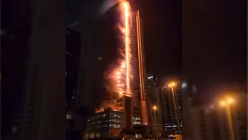 VIDEO Incendiu masiv în Dubai, lângă Burj Khalifa. Flăcările uriașe au cuprins un turn celebru