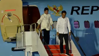 VIDEO Momentul în care Prima Doamnă a Indoneziei cade pe scările avionului. Reacția președintelui a șocat pe toată lumea