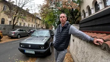 Românul care și-a pus panouri electrice pe Volkswagen Golf și nu mai are nevoie de motorină: cât l-a costat, ce autonomie are