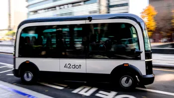 Autobuzul folosește camere și radar pentru a naviga pe drum în loc de senzori scumpi.