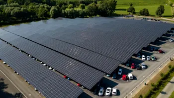 Soluția creativă pentru energie electrică, devenită lege într-o țară din Europa: totul pleacă din parcările de mașini
