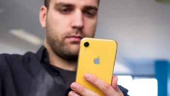 Fără o chiflă în burtă, dar cu iPhone: oamenii de-abia trăiesc, dar cumpără telefoane de lux, oare de ce