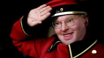 Comicul trist care ne-a marcat după Revoluție cu cel mai amuzant show de comedie de la TV, Benny Hill moare ironic chiar în fața televizorului, singur