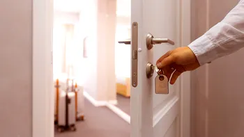 La ce să fii atent prima dată când te cazezi într-o cameră de hotel. Dezvăluirile unei cameriste: „Nu contează cât de luxos este hotelul”