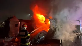 Explozie puternică și incendiu în Galați. Rezervor uriaș de combustibil a sărit în aer, intervine ISU