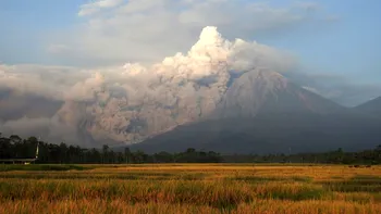 Momentul în care „Marele Munte” Semeru explodează și aruncă cenușă fierbinte de 700 de grade Celsius la 15.000 de metri în aer VIDEO