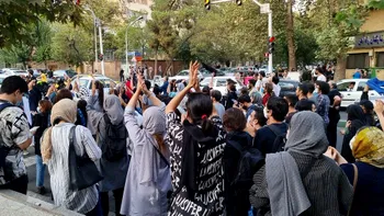 Protestatarii din Iran vor grevă de trei zile. Contradicții în declarațiile autorităților, care au promis să desființeze poliția moralității