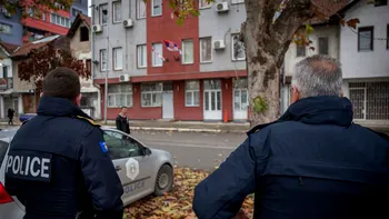 Tensiunile cresc în Kosovo. Un ofițer a fost rănit de bărbați înarmați