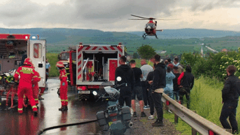 FOTO Trafic blocat pe A1 din cauza unui microbuz care s-a răsturnat. A fost activat planul roşu de intervenţie