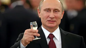 VIDEO „E prima dată când îl văd beat”. Vesel și cu şampania în mână, Putin anunță că atacurile continuă în Ucraina
