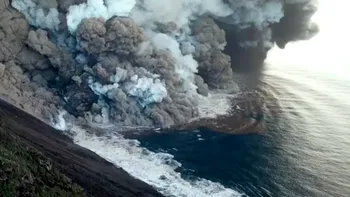 VIDEO Tsunami în Sicilia după erupția vulcanului Stromboli. Este alertă în Italia