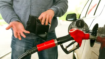 De astăzi, 1 ianuarie 2023, benzina și motorina sunt mult mai scumpe. Ce a dus la explozia prețului carburantului