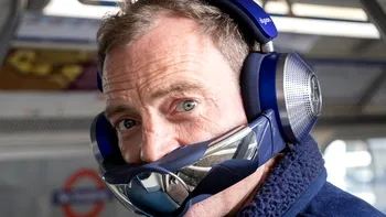 Gadgetul care te face să arăți ca în Tăcerea Mieilor: ce au special căștile de la Dyson, de ce le-ai cumpăra