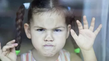 Cum să ajuți un copil foarte emotiv să facă față sentimentelor, conform specialiștilor