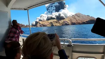 REVIEW The Volcano: Rescue from Whakaari - documentarul Netflix care îți arată cât de mici suntem în fața Mamei Natură