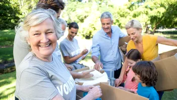 Ce trebuie să știi, dacă vrei să faci voluntariat în România: mare atenție, există legi clare, nu e chiar simplu